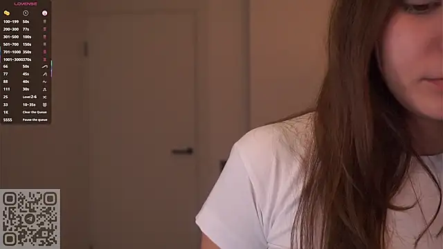 Snapshot of AdrianaCoenen chatting on 10.13.25 AdrianaCoenen online show from 10.13.25