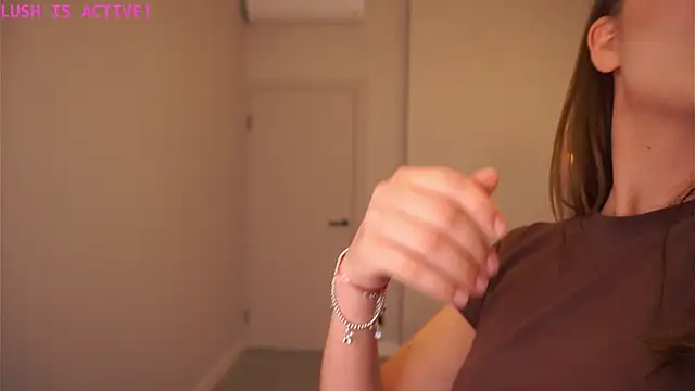 Snapshot of AdrianaCoenen chatting on 10.22.25 AdrianaCoenen online show from 10.22.25