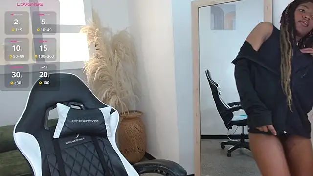 Snapshot of onyx_ebony chatting on 10.23.25 onyx ebony online show from 10.23.25