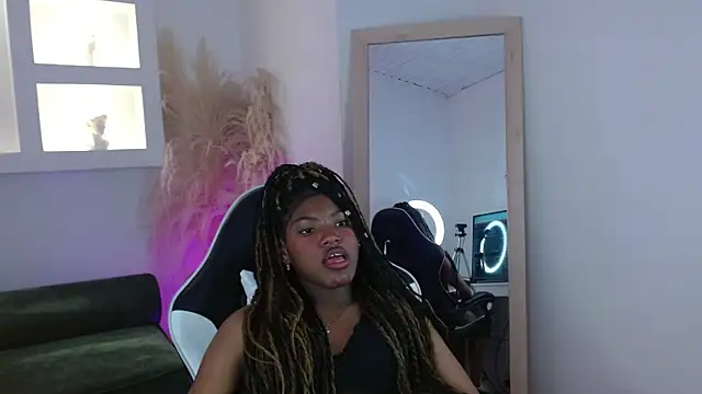 Snapshot of onyx_ebony chatting on 10.27.25 onyx ebony online show from 10.27.25