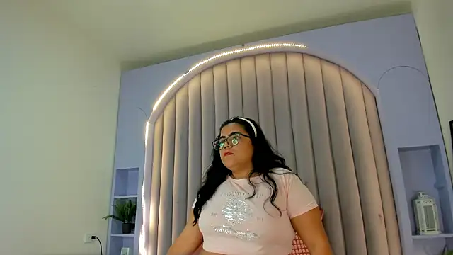 ZairaSmith   online show from 09.23.25