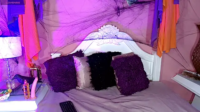 Snapshot of _IsabellaRousse chatting on 10.18.25 IsabellaRousse online show from 10.18.25