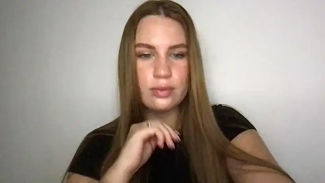 Snapshot of goodgirl2332 chatting on 10.02.25 goodgirl2332 online show from 10.02.25