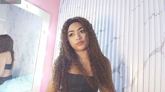 Snapshot of Missdionne_curly chatting on 09.26.25 Missdionne curly online show from 09.26.25