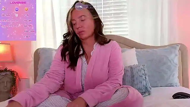 Snapshot of STIFFLERSMOMM chatting on 10.31.25 STIFFLERSMOMM online show from 10.31.25