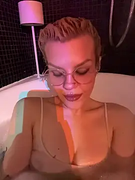 Snapshot of tacodeluxxxe chatting on 11.05.25 tacodeluxxxe online show from 11.05.25