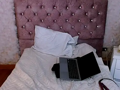 dreams girl online show from 10.28.25