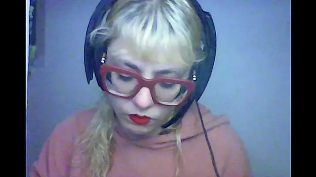 Snapshot of BlondieTami chatting on 10.09.25 BlondieTami online show from 10.09.25