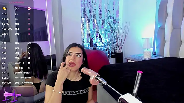 Snapshot of IsaDiiaz chatting on 10.16.25 IsaDiiaz online show from 10.16.25