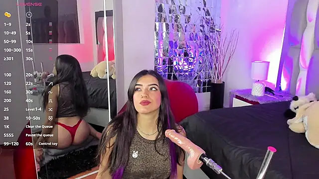 Snapshot of IsaDiiaz chatting on 10.18.25 IsaDiiaz online show from 10.18.25