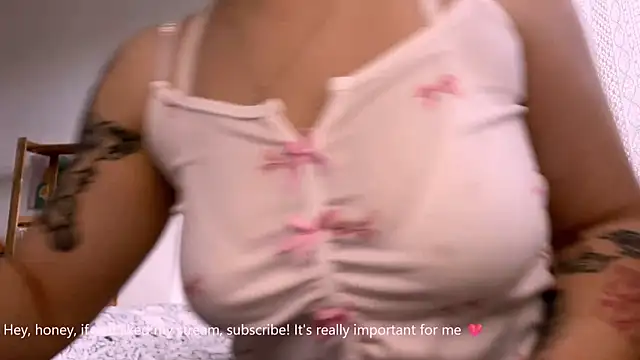 Snapshot of SabrinaFolts chatting on 10.03.25 SabrinaFolts online show from 10.03.25