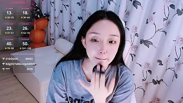 Snapshot of Niannian- chatting on 11.06.25 Niannian- online show from 11.06.25