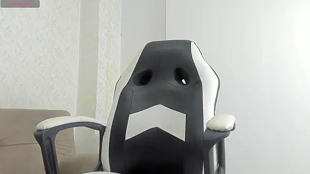 Snapshot of MaximoHall86 chatting on 10.01.25 MaximoHall86 online show from 10.01.25