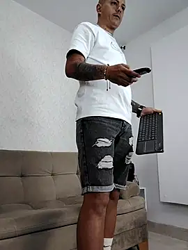 Snapshot of MaximoHall86 chatting on 10.08.25 MaximoHall86 online show from 10.08.25