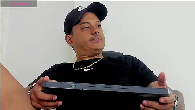 Snapshot of MaximoHall86 chatting on 10.20.25 MaximoHall86 online show from 10.20.25