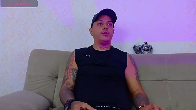 Snapshot of MaximoHall86 chatting on 11.01.25 MaximoHall86 online show from 11.01.25