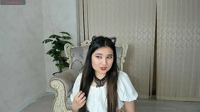 Snapshot of noa_bloom chatting on 10.30.25 noa bloom online show from 10.30.25