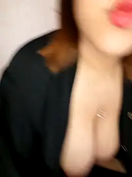 Snapshot of Ziina chatting on 10.26.25 Ziina online show from 10.26.25