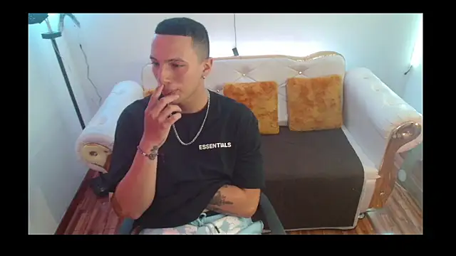 Snapshot of Kian_Krost1 chatting on 10.19.25 Kian Krost1 online show from 10.19.25