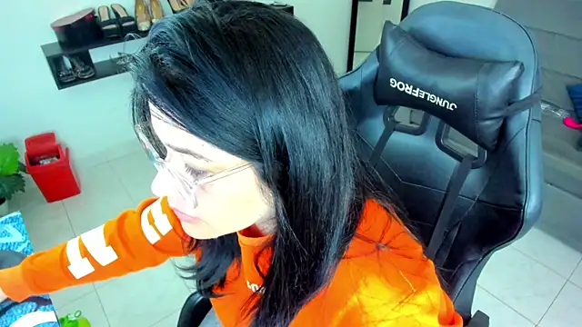 Snapshot of Miel_82 chatting on 10.28.25 Miel 82 online show from 10.28.25