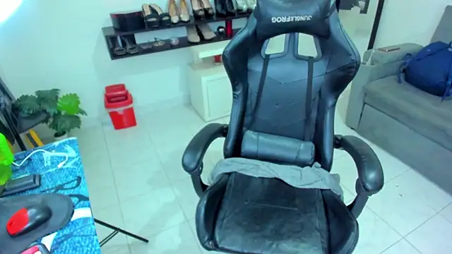 Snapshot of Miel_82 chatting on 11.14.25 Miel 82 online show from 11.14.25