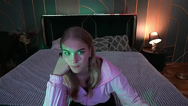 AlinaLiii online show from 11.17.25