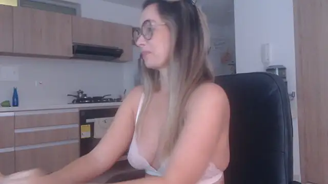 Snapshot of LovePaula chatting on 02.04.26 LovePaula online show from 02.04.26