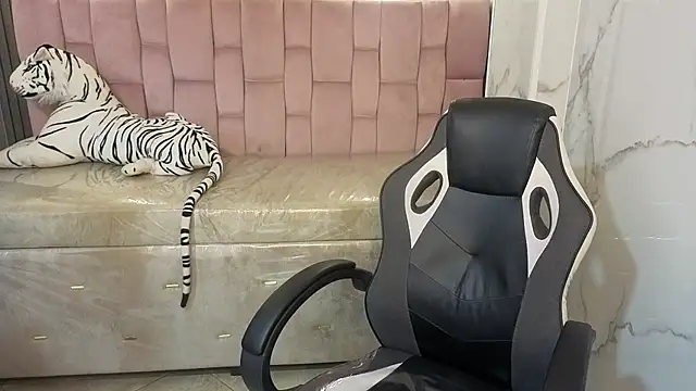 Snapshot of Soffia_b chatting on 10.15.25 Soffia b online show from 10.15.25