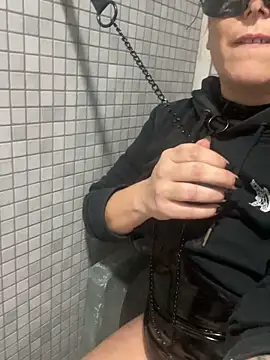 Snapshot of Reine_du_Vice84 chatting on 11.08.25 Reine du Vice84 online show from 11.08.25