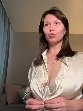 Snapshot of EllaCanny chatting on 05.05.26 EllaCanny online show from 05.05.26