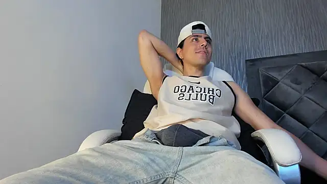 Snapshot of dylan_cross_ chatting on 10.03.25 dylan cross online show from 10.03.25