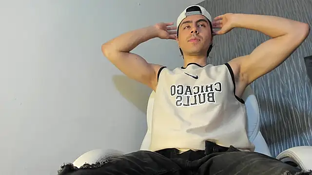 Snapshot of dylan_cross_ chatting on 10.04.25 dylan cross online show from 10.04.25