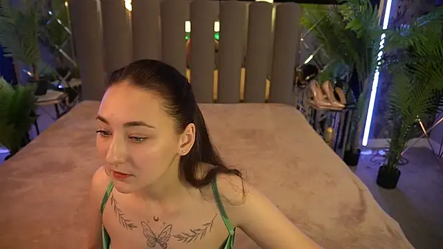 Snapshot of SashaDuvalle chatting on 10.04.25 SashaDuvalle online show from 10.04.25