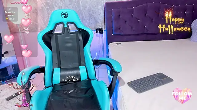 Snapshot of Lauren_smiles chatting on 10.18.25 Lauren smiles online show from 10.18.25