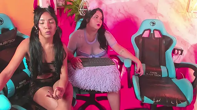 Snapshot of Lauren_smiles chatting on 10.19.25 Lauren smiles online show from 10.19.25