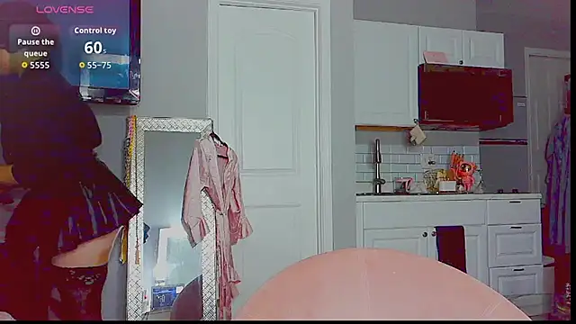 Snapshot of LunaMilav chatting on 10.01.25 LunaMilav online show from 10.01.25