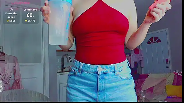 Snapshot of LunaMilav chatting on 10.05.25 LunaMilav online show from 10.05.25