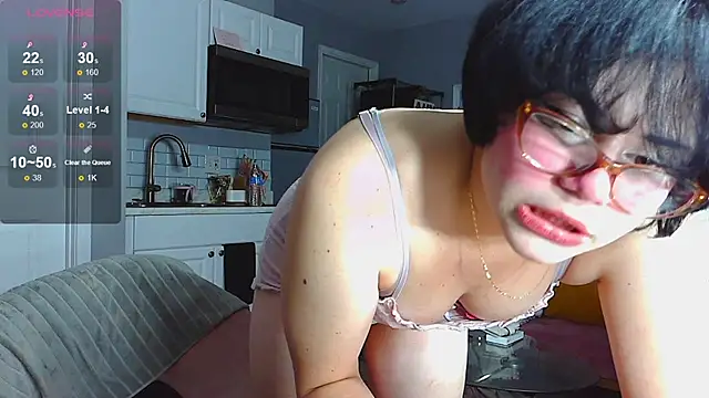 Snapshot of LunaMilav chatting on 10.08.25 LunaMilav online show from 10.08.25