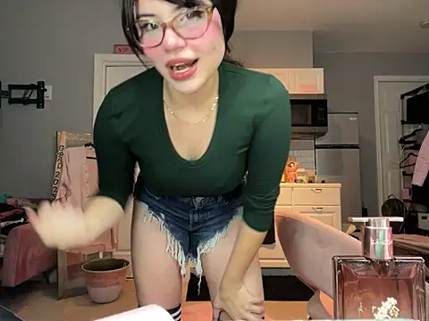 Snapshot of LunaMilav chatting on 10.11.25 LunaMilav online show from 10.11.25