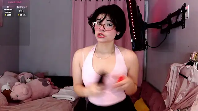 Snapshot of LunaMilav chatting on 10.26.25 LunaMilav online show from 10.26.25