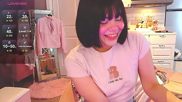 Snapshot of LunaMilav chatting on 11.10.25 LunaMilav online show from 11.10.25