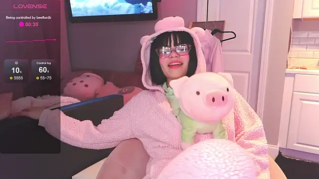 Snapshot of LunaMilav chatting on 11.12.25 LunaMilav online show from 11.12.25