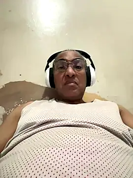 Snapshot of MrRainmak3r chatting on 11.10.25 MrRainmak3r online show from 11.10.25