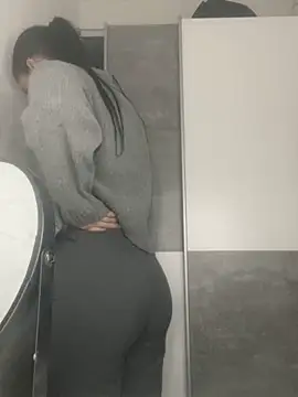 YoungMia18 online show from 09.22.25