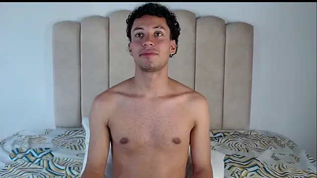 Snapshot of aroncooper1 chatting on 10.31.25 aroncooper1 online show from 10.31.25