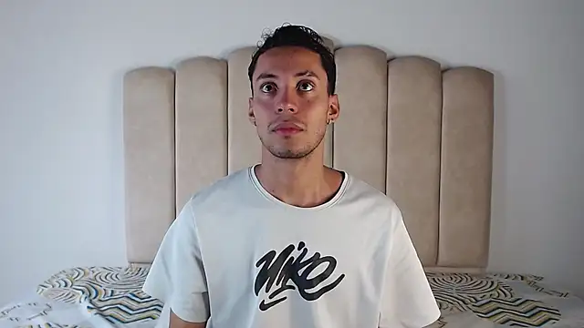 Snapshot of aroncooper1 chatting on 11.02.25 aroncooper1 online show from 11.02.25