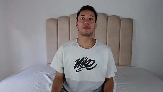 Snapshot of aroncooper1 chatting on 11.11.25 aroncooper1 online show from 11.11.25