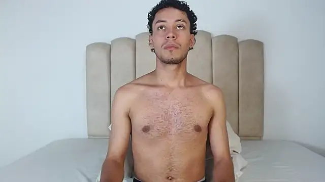 Snapshot of aroncooper1 chatting on 11.18.25 aroncooper1 online show from 11.18.25