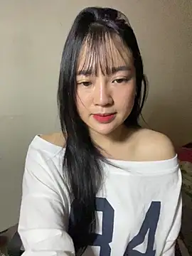 Snapshot of Be_xinh chatting on 10.31.25 Be xinh online show from 10.31.25