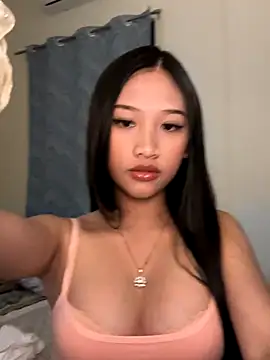 Snapshot of Bunny72772 chatting on 12.18.25 Bunny72772 online show from 12.18.25